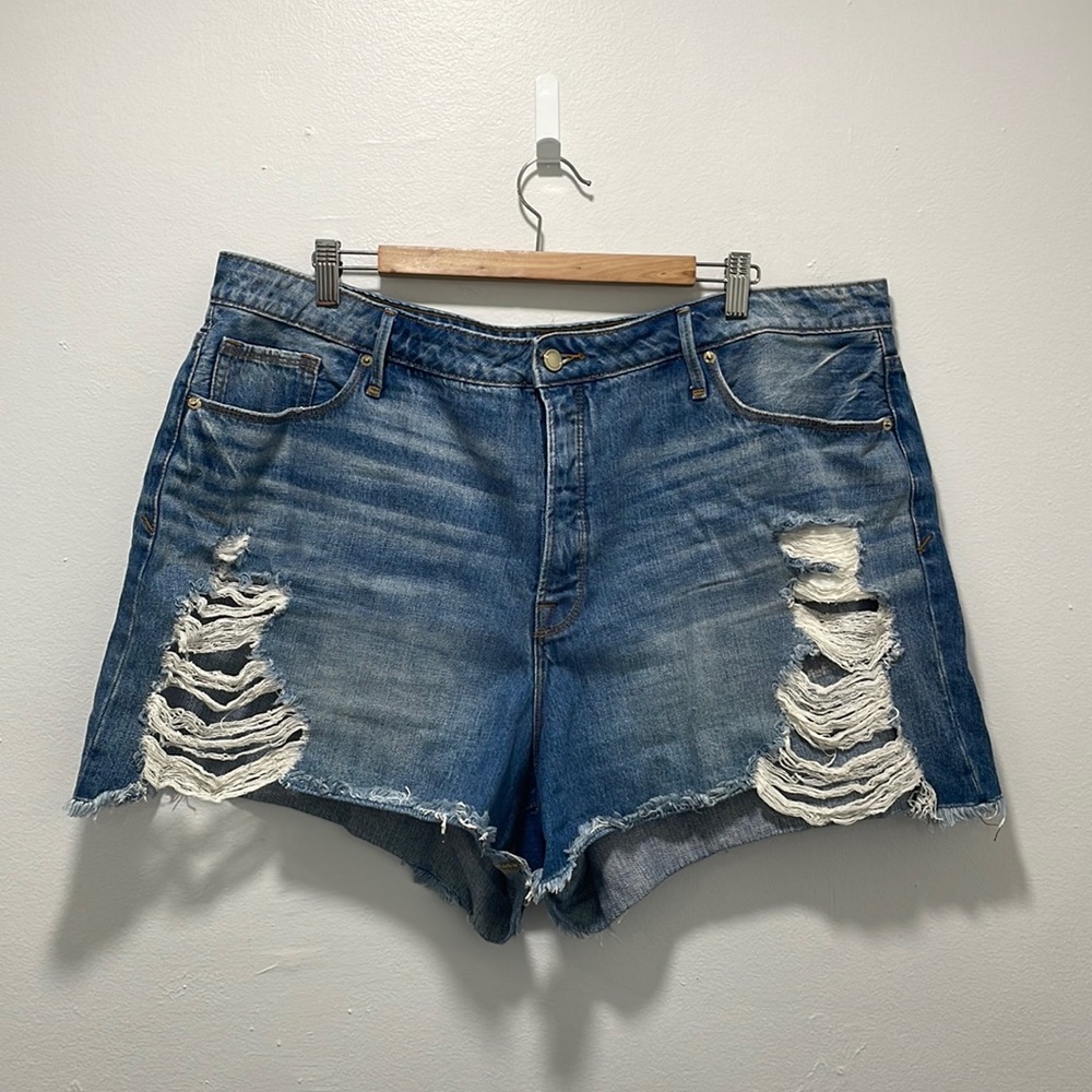 Good American Buttonfly Bombshell Ripped Jean Sho… - image 1